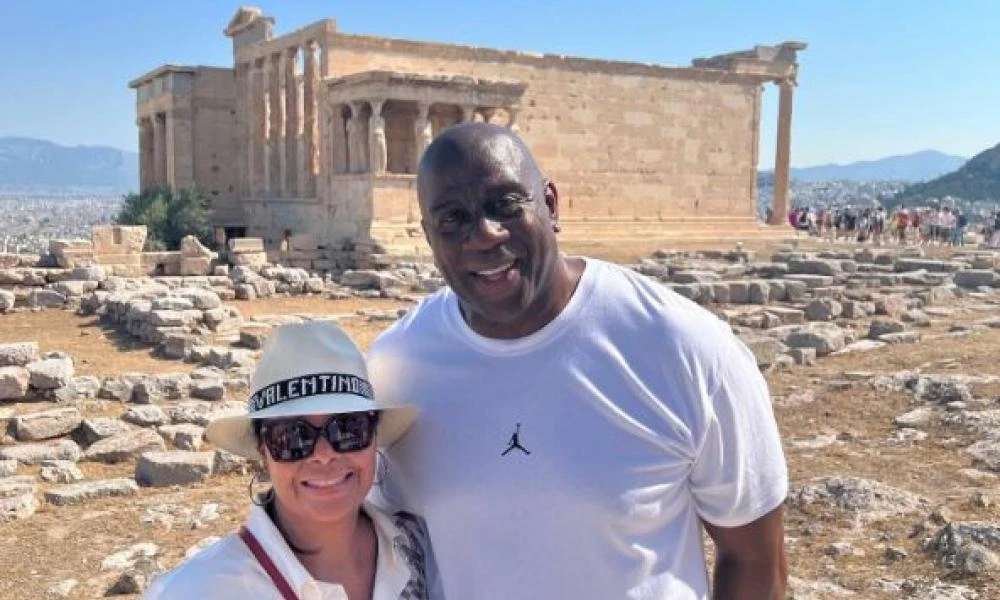 Ξετρελαμένος ο Μάτζικ Τζόνσον με την Ελλάδα – Φόρεσε ασπίδα και αποθέωσε την Ακρόπολη